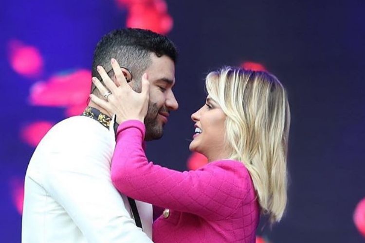 Andressa Suita Sobe Em Palco De Show E Canta Gusttavo Lima Veja